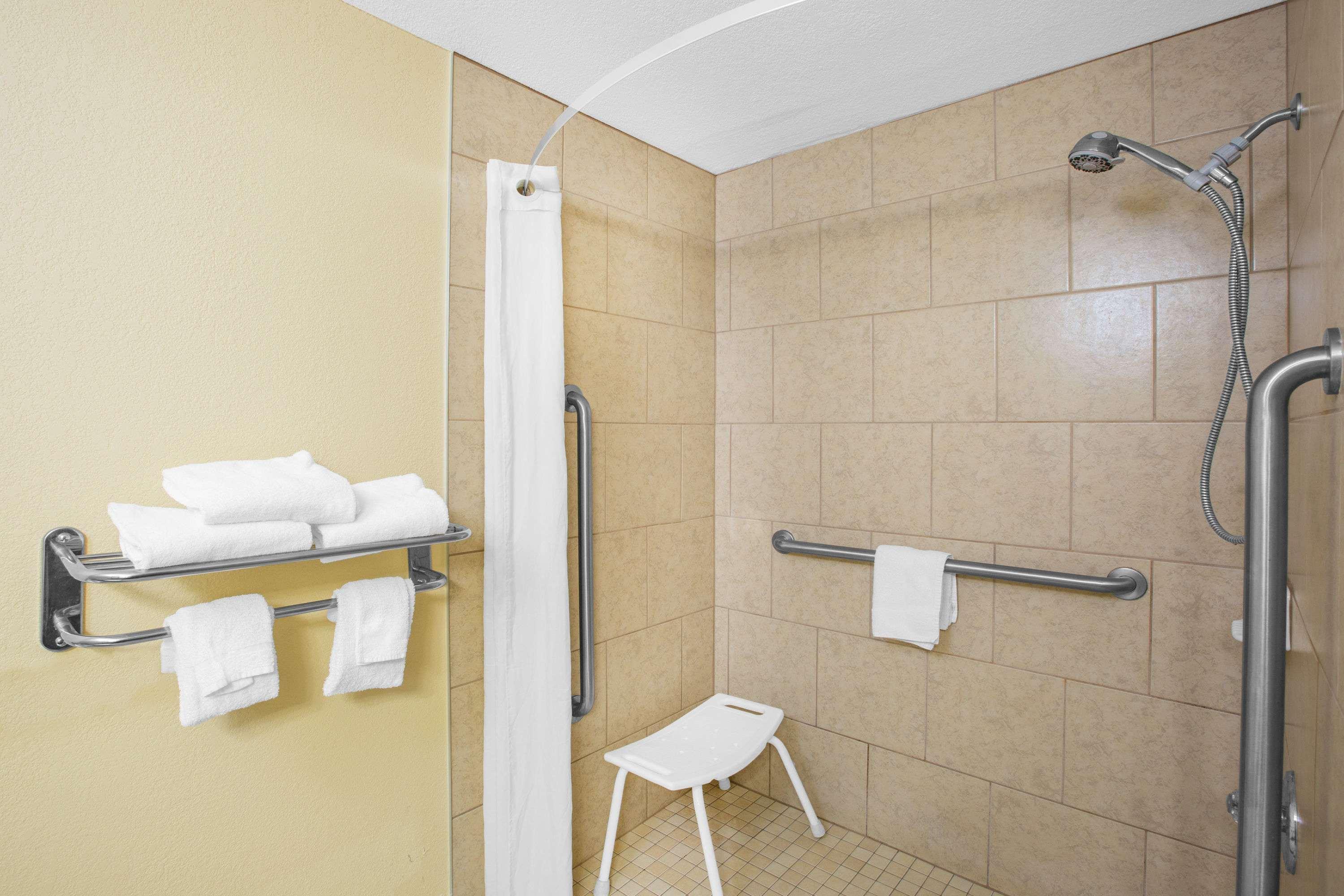 ซูเปอร์ 8 บาย วินด์แฮม คลีฟ/เวสต์ เดอมอยต์ Motel Clive ห้อง รูปภาพ