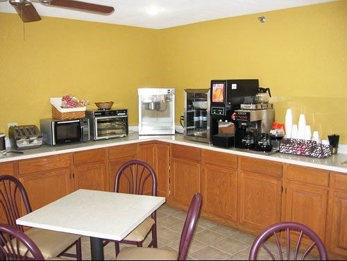 ซูเปอร์ 8 บาย วินด์แฮม คลีฟ/เวสต์ เดอมอยต์ Motel Clive ภายนอก รูปภาพ